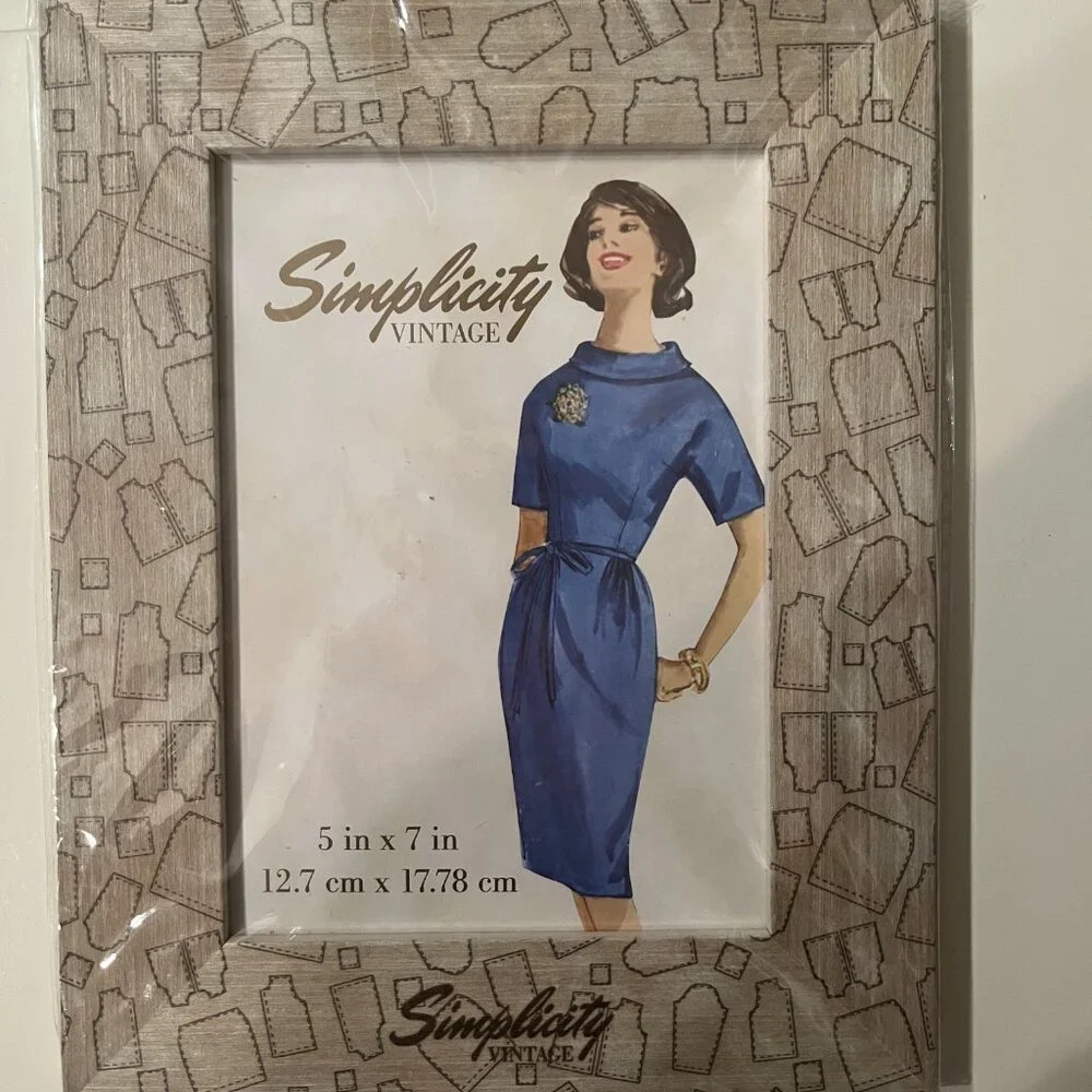 Simplicity Vintage‎ Wooden 5X7 Picture Frame (new in plastic packaging)